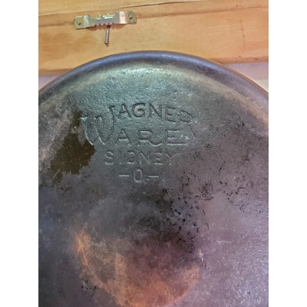 Vintage WAGNER WARE Cast Iron No. 6 Skillet 1056 Z - SITS FLAT Frying Pan Nice